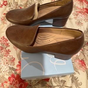 Womens Brown LifeStride heels - size 8 - never worn